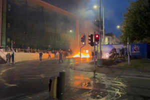 Δεύτερη νύχτα ταραχών στη Βόρεια Ιρλανδία μετά από σεξουαλική επίθεση σε έφηβη (video)