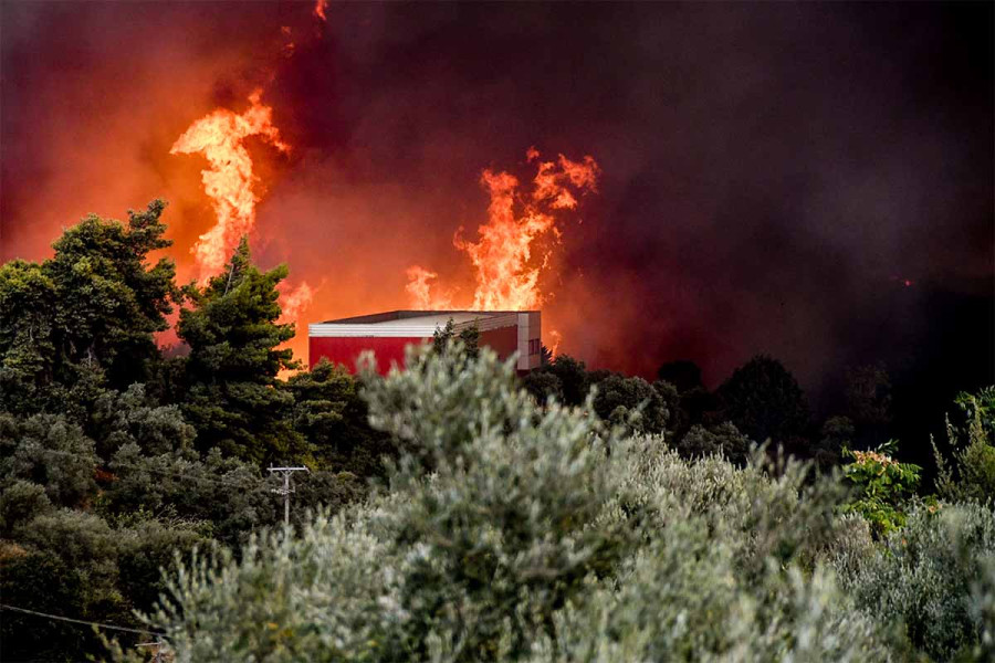 Αναζωπύρωση της φωτιάς στην περιοχή Μπάλας Αχαΐας - Μήνυμα 112 για εκκένωση