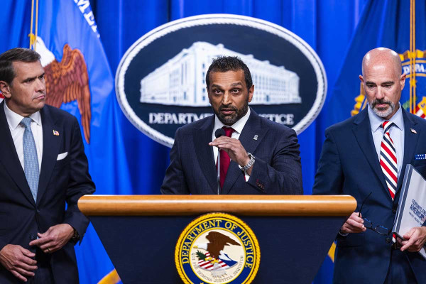 Κατηγορούν τον διευθυντή του FBI για εκφοβισμούς δημοσιογράφων