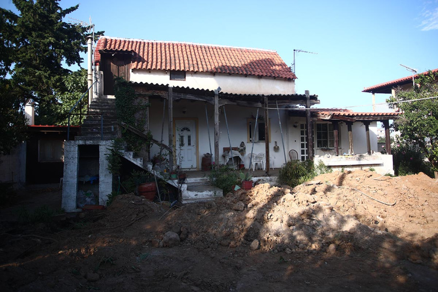 «Θρίλερ» στον Μαραθώνα: Η εγγονή κατήγγειλε ότι η γιαγιά της ήταν θαμμένη στην αυλή