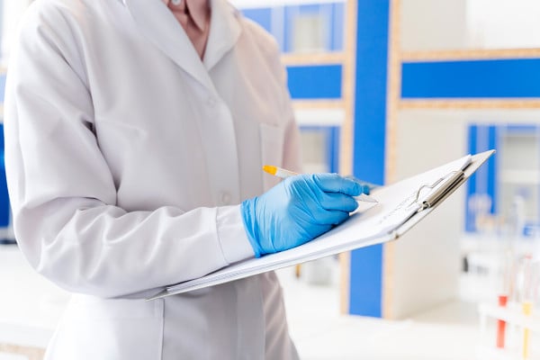 Η Ελλάδα εξάγει γιατρούς και εισάγει… εργάτες και σερβιτόρους – Αποκαλυπτική έκθεση