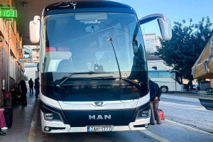 Κρήτη: Λεωφορείο ανετράπη σε δρόμο που οδηγεί προς την Ανώπολη - Ο ισχυρός άνεμος σήκωνε πέτρες