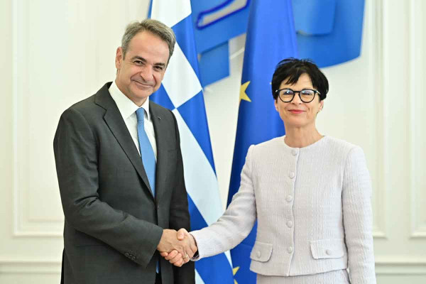 Συνάντηση Μητσοτάκη με Ευρωπαία Επίτροπο Διεύρυνσης: Στο επίκεντρο η ενσωμάτωση των Δ. Βαλκανίων