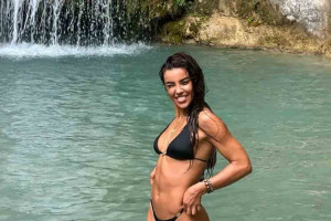 Η Ειρήνη Παπαδοπούλου φωτογραφίζεται με μαύρο μπικίνι στους Καταρράκτες Νέδας