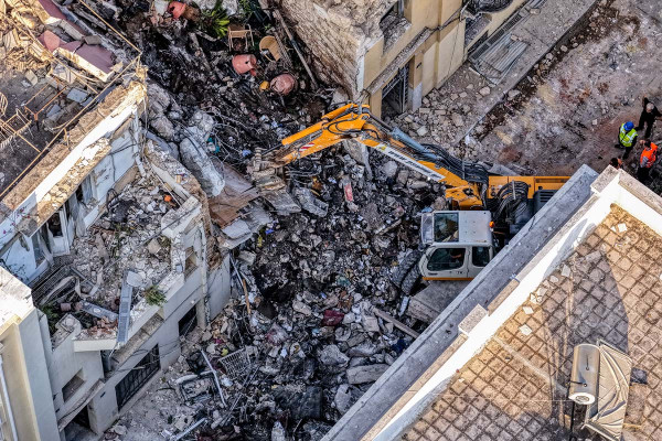 Έρευνες για τους 5 αγνοούμενους στην Πλάκα μετά την ανάσυρση μια νεκρής γυναίκας