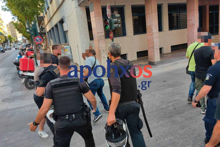 Πάτρα: Λεκτική επίθεση από πολίτες στους συλληφθέντες για τις πυρκαγιές- “Κάψατε την Πάτρα” (upd)