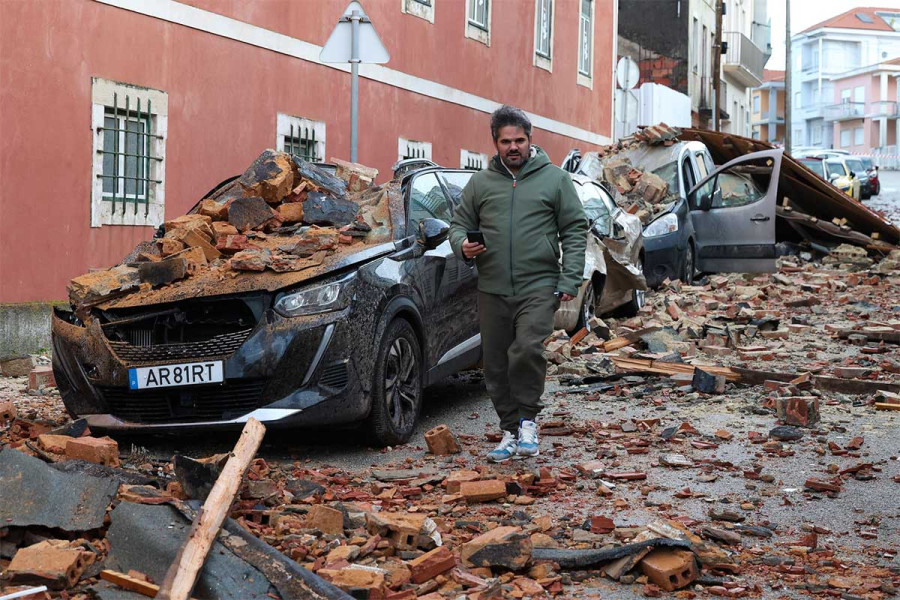Δύο νεκροί από την καταιγίδα Kristin που σάρωσε την Πορτογαλία: Πάνω από 800.000 νοικοκυριά χωρίς ρεύμα, κλειστά σχολεία