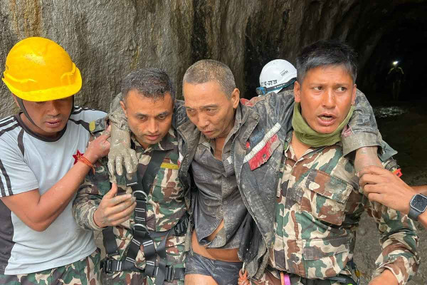 Θαύμα στα συντρίμμια του Νεπάλ: Τρίτος εργάτης ανασύρθηκε ζωντανός 10 ημέρες μετά τις φονικές πλημμύρες