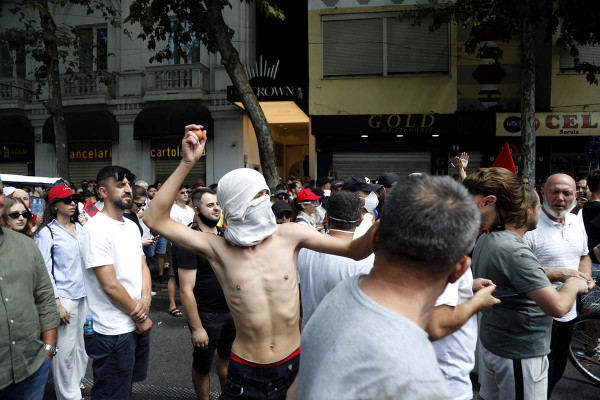 Χάος στην Αλβανία: Χημικά, πέτρες και φωτιές στις φοιτητικές διαδηλώσεις σε Τίρανα και Κορυτσά