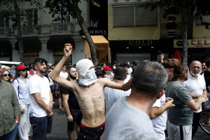 Χάος στην Αλβανία: Χημικά, πέτρες και φωτιές στις φοιτητικές διαδηλώσεις σε Τίρανα και Κορυτσά
