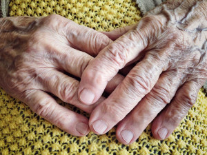 Τρομακτική καταγγελία για κακοποίηση γιαγιάς σε οίκο ευγηρίας – «Ήταν μαυρισμένα τα πόδια της»