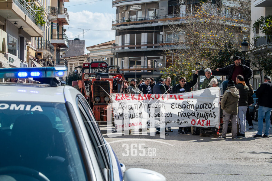 Πύργος: Οι αγρότες απέκλεισαν με τρακτέρ το κέντρο της πόλης (photo &amp; video)