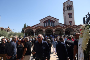 Το τελευταίο αντίο στον Απόστολο Βεσυρόπουλο - Τυλιγμένο με την ελληνική σημαία το φέρετρό του