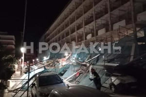 Αδιανόητες εικόνες στη Ρόδο: Σοβαρές ζημιές σε 20 αυτοκίνητα από κατάρρευση σκαλωσιάς σε ξενοδοχείο