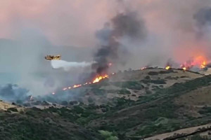 Σε ύφεση η φωτιά στην Εύβοια - Επιχειρούν εναέρια μέσα για την κατάσβεση