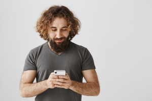 Μελέτη ανατρέπει βασική αντίληψη για τον χρόνο που περνάτε στο κινητό σας