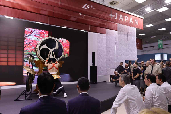 Η φόρμουλα, η αφιλτράριστη ρετσίνα και το… ρομπότ: H επίσκεψη Μητσοτάκη στα περίπτερα της ΔΕΘ