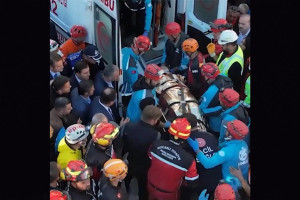 Κωνσταντινούπολη: Καρέ καρέ η διάσωση της 18χρονης Ντιλάρα από τα συντρίμμια της πολυκατοικίας - Νεκρά τα δύο αδελφάκια της