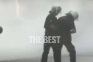 Απίστευτη σκηνή στην Πάτρα, στην πορεία για Φύσσα - Άνδρας των ΜΑΤ, ρίχνει κατακεφαλιά σε συνάδελφό του (video)