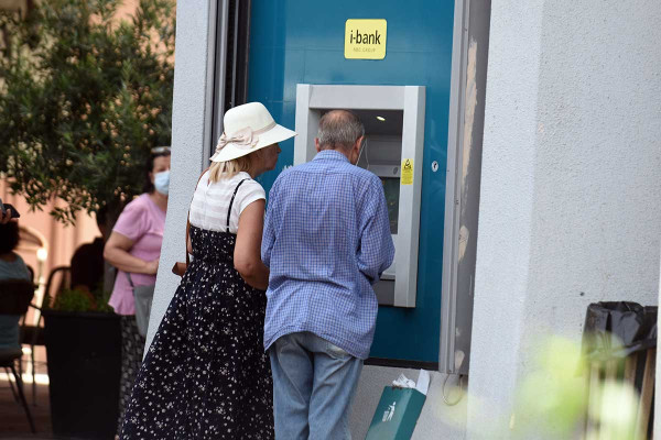 Επίδομα 300 ευρώ: Ποιοι χάνουν την ενίσχυση και ποιοι μπορεί να πάρουν περισσότερα