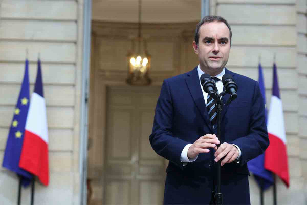 Γαλλία: Αντιμέτωπος με δύο προτάσεις μομφής ο Λεκορνί -Βάζουν πλάτες οι Σοσιαλιστές, αλλά ζητούν νέα ανταλλάγματα