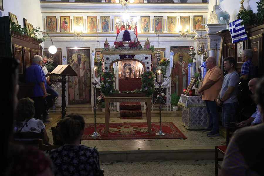 Γιατί περνάμε κάτω από τον Επιτάφιο – Τι συμβολίζει το έθιμο της Μεγάλης Παρασκευής