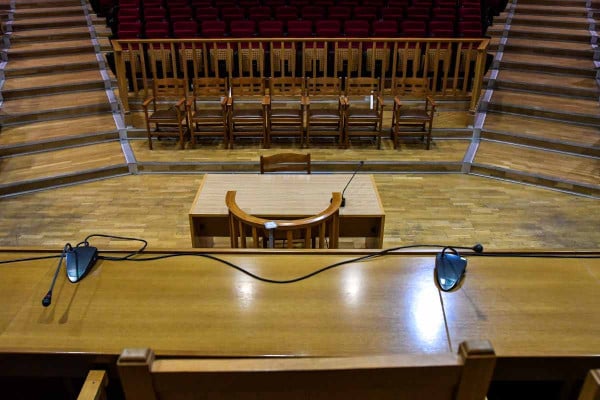 Κέρκυρα: Υπό κράτηση οι Βρετανίδες για το pole dancing στα Ανάκτορα - Τη Δευτέρα η δίκη