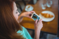 Έφηβοι και smartphone: Πώς επηρεάζει η χρήση τους την ανάπτυξη διατροφικών διαταραχών