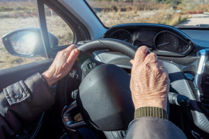 Ηλικιωμένος με άνοια στον Βόλο οδηγούσε ανάποδα στην εθνική οδό για να πάει σε εκκλησία να ανάψει κερί