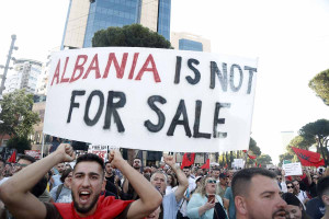 «Βράζει» η Αλβανία για την ανέγερση πολυτελούς θερέτρου: Ο Ράμα αρνείται κατηγορίες ότι συνδέεται με τον γαμπρό Τραμπ