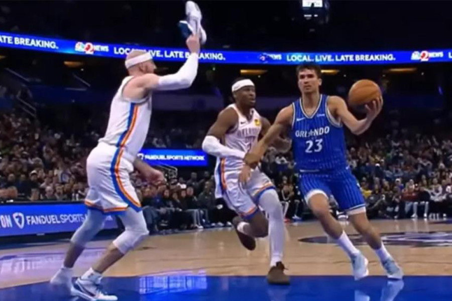 Απίστευτη φάση στο NBA: Έπαιξε άμυνα με το παπούτσι στο χέρι και πήρε τεχνική ποινή!