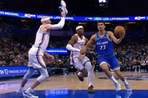 Απίστευτη φάση στο NBA: Έπαιξε άμυνα με το παπούτσι στο χέρι και πήρε τεχνική ποινή!