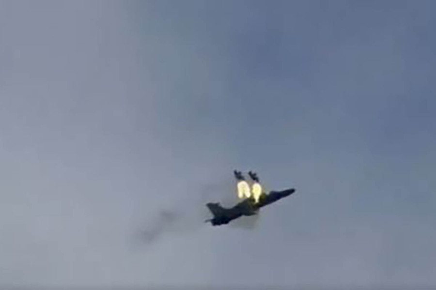 Η στιγμή που οι δύο πιλότοι της RAF εκτοξεύονται από το αεροπλάνο που συνετρίβη