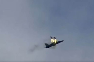 Η στιγμή που οι δύο πιλότοι της RAF εκτοξεύονται από το αεροπλάνο που συνετρίβη