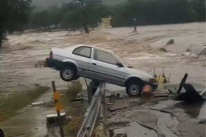 Τουλάχιστον 24 νεκροί εξαιτίας των πλημμυρών στο Τέξας – Αγωνία για 20 αγνοούμενα κορίτσια σε κατασκήνωση