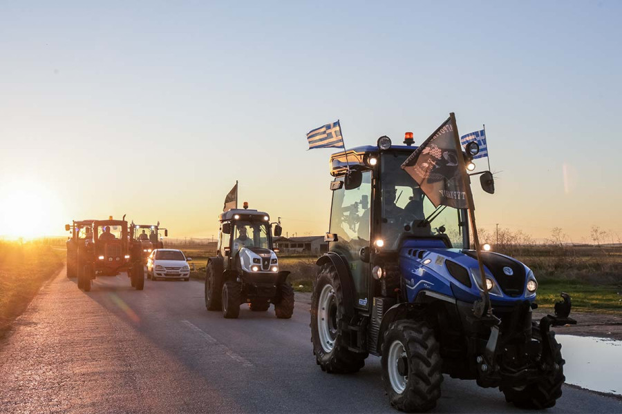 Κλιμακώνουν οι αγρότες εν μέσω της συνάντησης στο Μαξίμου: Μπλόκα σε Λάρισα, Μάλγαρα, Μουδανιά