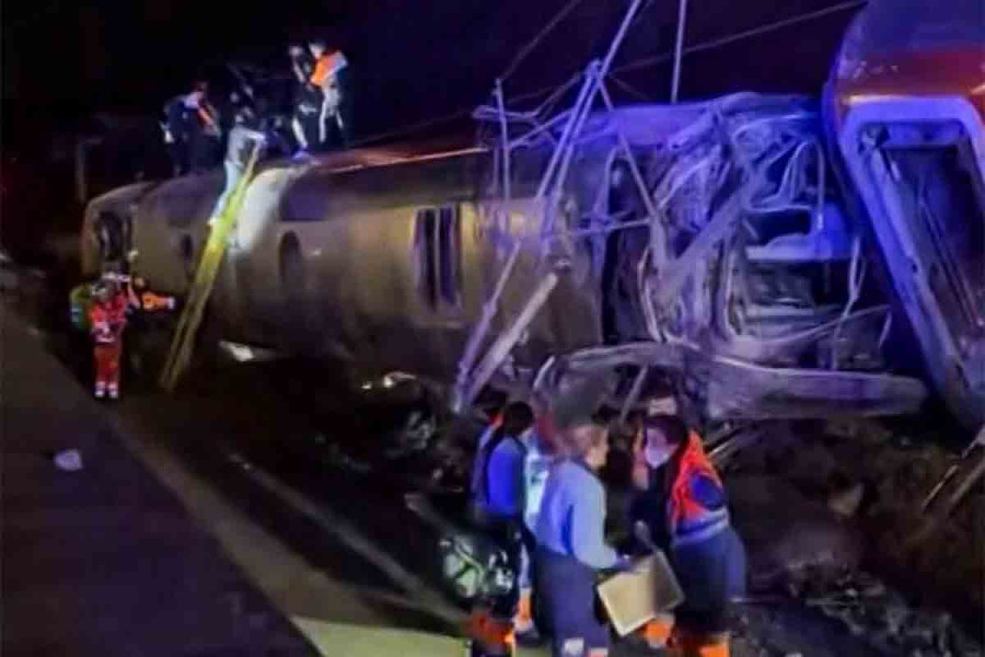 Σιδηροδρομικό δυστύχημα στην Ισπανία: Σοκαριστικά βίντεο από την τραγωδία με τους 39 νεκρούς – «Σαν σεισμός να χτύπησε το τρένο»