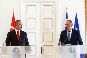 «Θέματα κυριαρχίας είναι εκτός συζήτησης»: Σαφές μήνυμα Γεραπετρίτη στη συνάντηση με Φιντάν