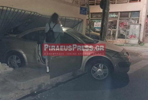 Πειραιάς: Οδηγός πήγε να ξεπαρκάρει και «καρφώθηκε» σε τζαμαρία