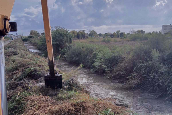 Καθαρισμός αποστραγγιστικών τάφρων από την Πολιτική Προστασία του Δήμου Πύργου
