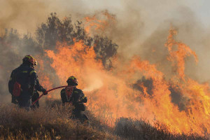Φωτιά στην Ιεράπετρα: Συνεχείς οι αναζωπυρώσεις – Μετατοπίστηκε το πύρινο μέτωπο