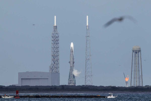 H Blue Origin έγραψε ιστορία: Έστειλε τον πύραυλο New Glenn στο διάστημα και τον προσγείωσε σε πλωτή πλατφόρμα - Εντυπωσιακά βίντεο