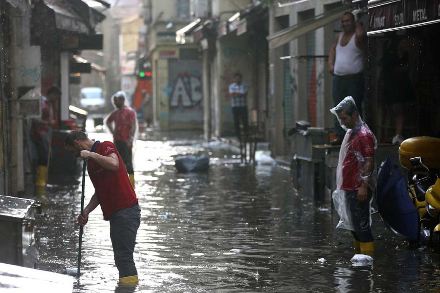 Εικόνες χάους στην Κωνσταντινούπολη από την κακοκαιρία: Δύο νεκροί από τις καταστροφικές πλημμύρες