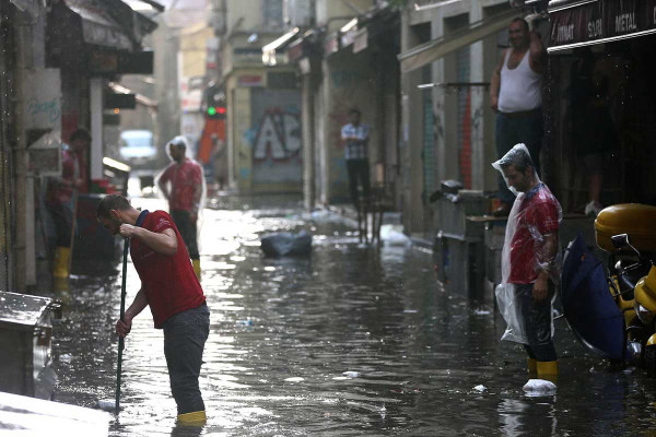 Εικόνες χάους στην Κωνσταντινούπολη από την κακοκαιρία: Δύο νεκροί από τις καταστροφικές πλημμύρες
