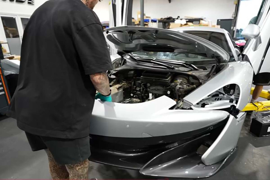 Η McLaren που τράκαρε στη Γλυφάδα ξαναζεί – Ποιος την αγόρασε;