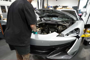 Η McLaren που τράκαρε στη Γλυφάδα ξαναζεί – Ποιος την αγόρασε;