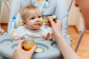 Γεμάτες ζάχαρη πολλές δημοφιλείς βρεφικές τροφές – Τι να κάνουν οι γονείς