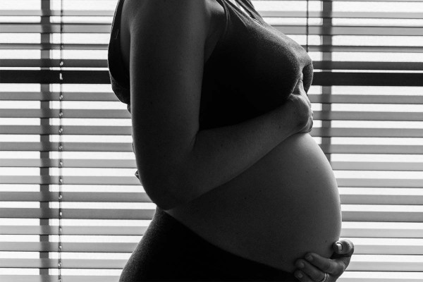 Επίθεση με πιρούνι: Μάχη για να σωθεί η όραση της εγκύου στο «Αττικόν» - 12 φορές έχει συλληφθεί ο δράστης