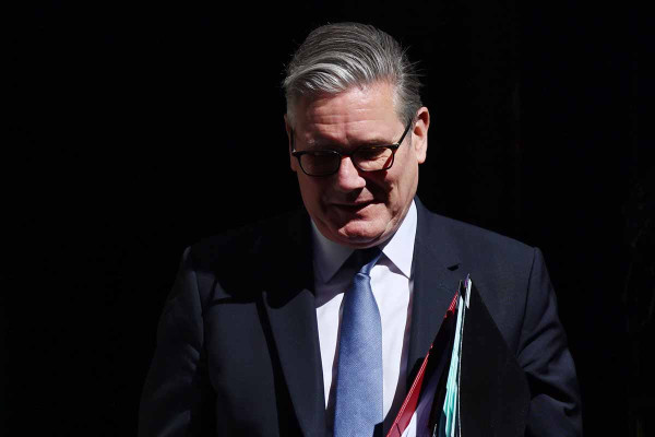 Ο Στάρμερ παραιτήθηκε από πρωθυπουργός της Βρετανίας: «Δέχομαι την απόφασή του κόμματός μου»
