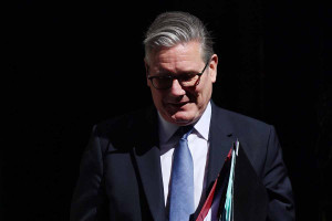Ο Στάρμερ παραιτήθηκε από πρωθυπουργός της Βρετανίας: «Δέχομαι την απόφασή του κόμματός μου»